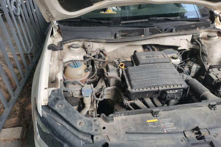 Used Volkswagen Lavida 2015 1.6L Automatic Fashion Edition Engine Bay Right