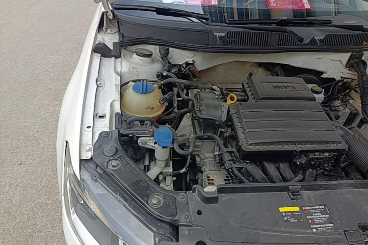 Used Volkswagen Lavida 2015 1.6L Automatic Fashion Edition Engine Bay Right