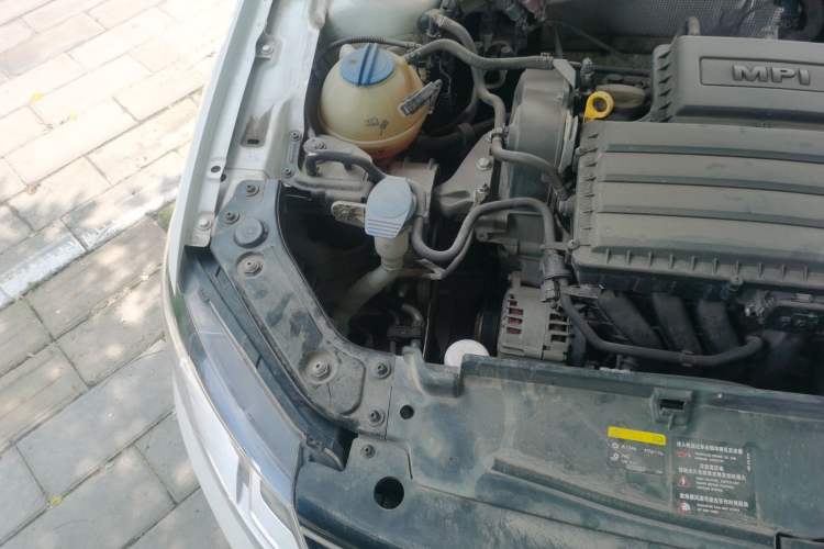 Used Volkswagen Lavida 2015 1.6L Manual Fashion Edition Engine Bay Right