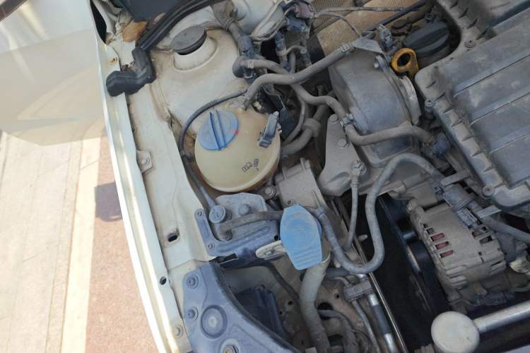 Used Volkswagen Lavida 2015 1.6L Manual Comfort Edition Engine Bay Right