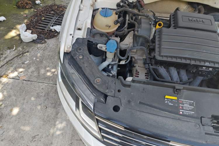 Used Volkswagen Lavida 2015 1.6L Manual Comfort Edition Engine Bay Right