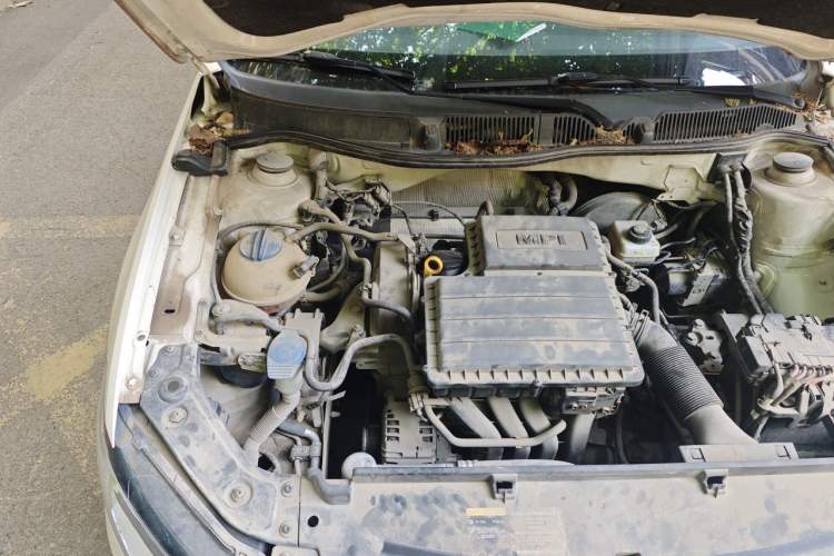 Used Volkswagen Lavida 2015 1.6L Manual Fashion Edition Engine Bay Right
