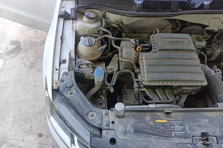 Used Volkswagen Lavida 2015 1.6L Manual Fashion Edition Engine Bay Right