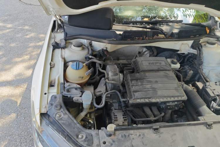 Used Volkswagen Lavida 2015 1.6L Manual Comfort Edition Engine Bay Right