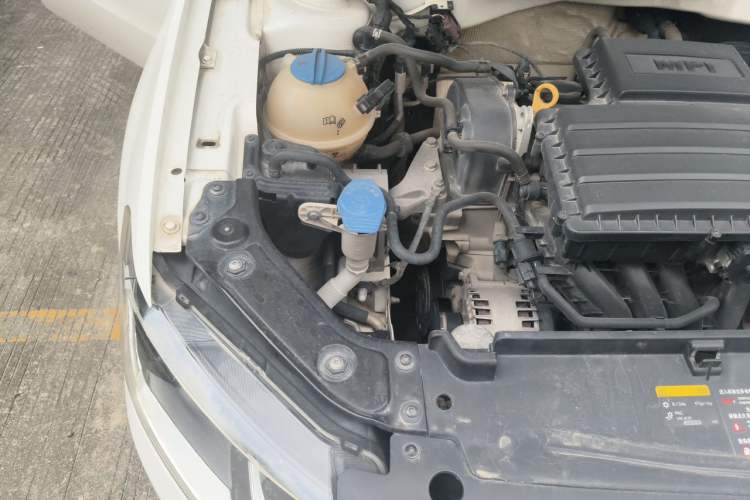 Used Volkswagen Lavida 2015 1.6L Manual Fashion Edition Engine Bay Right