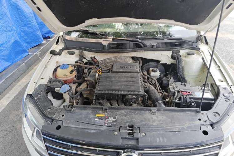 Used Volkswagen Lavida 2015 1.6L Automatic Comfort Edition Engine Bay Right