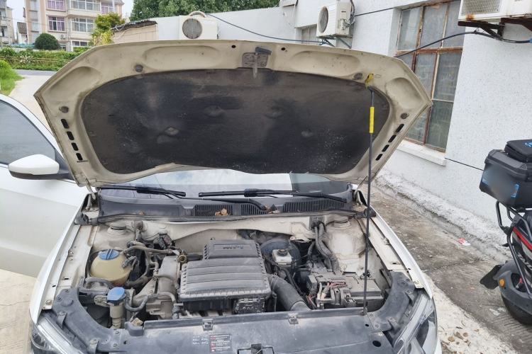 Used Volkswagen Lavida 2015 1.6L Automatic Comfort Edition Engine Bay