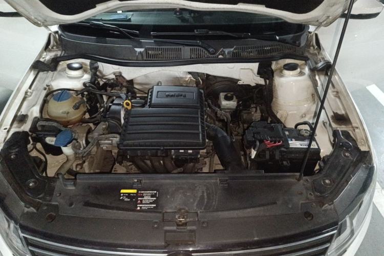 Used Volkswagen Lavida 2015 1.6L Manual Fashion Edition Engine Bay