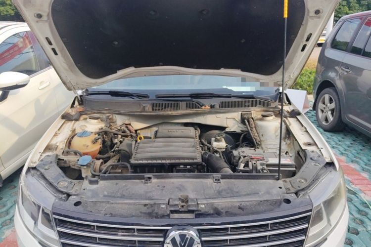 Used Volkswagen Lavida 2015 1.6L Automatic Comfort Edition Engine Bay