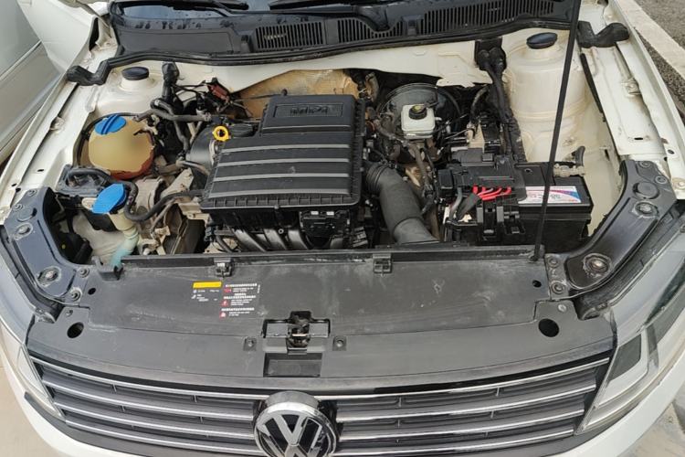 Used Volkswagen Lavida 2015 1.6L Automatic Comfort Edition Engine Bay