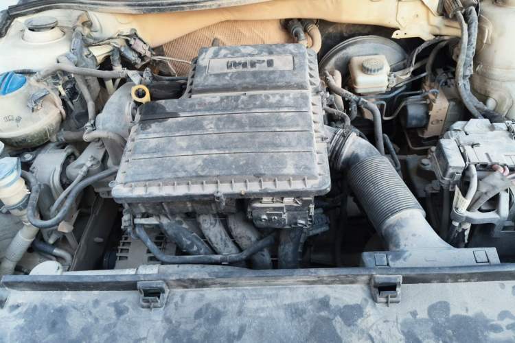 Used Volkswagen Lavida 2015 1.6L Manual Fashion Edition Engine Bay