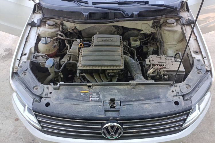 Used Volkswagen Lavida 2015 1.6L Manual Fashion Edition Engine Bay