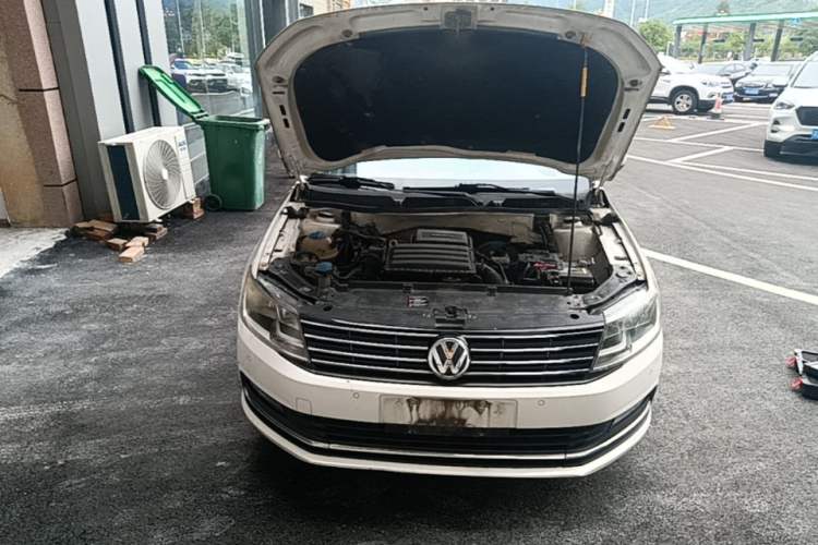 Used Volkswagen Lavida 2015 1.6L Automatic Comfort Edition Engine Bay