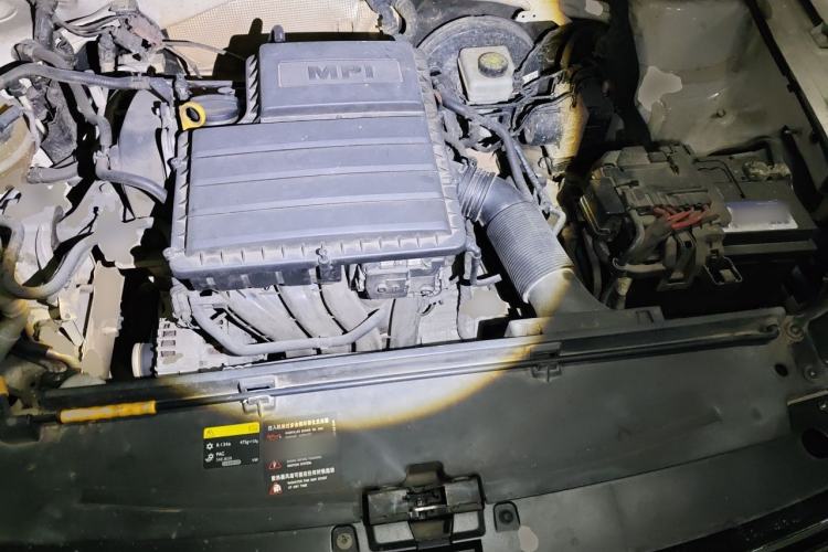 Used Volkswagen Lavida 2015 1.6L Automatic Fashion Edition Engine Bay