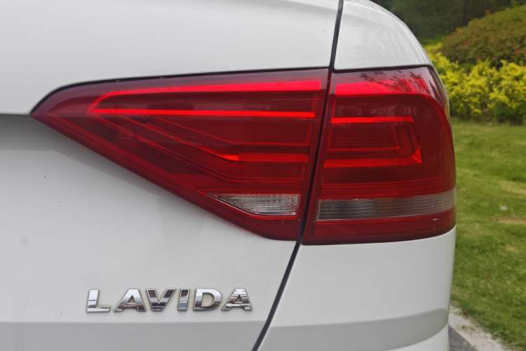 Used Volkswagen Lavida 2015 1.6L Manual Fashion Edition Exterior 11