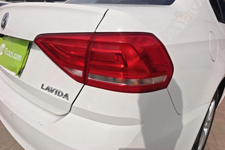 Used Volkswagen Lavida 2015 1.6L Manual Fashion Edition Exterior 3