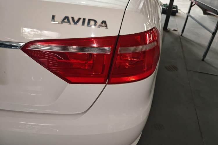 Used Volkswagen Lavida 2015 1.6L Automatic Fashion Edition Exterior 3