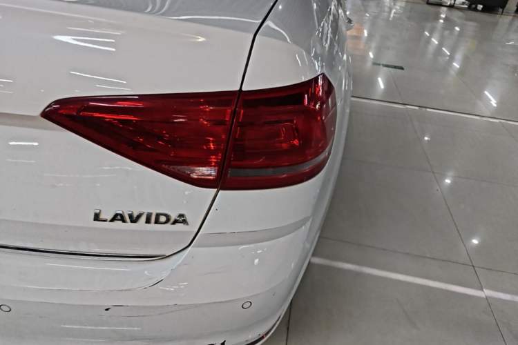 Used Volkswagen Lavida 2015 1.6L Automatic Comfort Edition Exterior 3