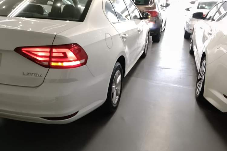 Used Volkswagen Lavida 2015 1.6L Automatic Fashion Edition Exterior 3