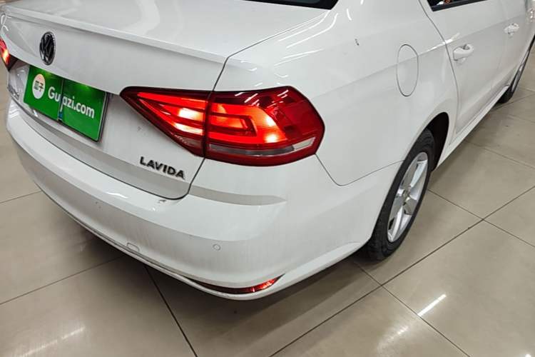Used Volkswagen Lavida 2015 1.6L Manual Fashion Edition Exterior 3