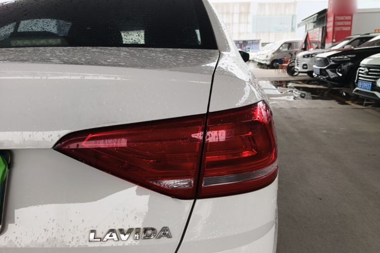 Used Volkswagen Lavida 2015 1.6L Manual Fashion Edition Exterior 3