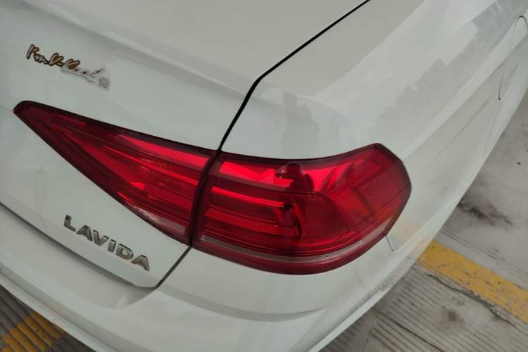 Used Volkswagen Lavida 2015 1.6L Automatic Comfort Edition Exterior 3