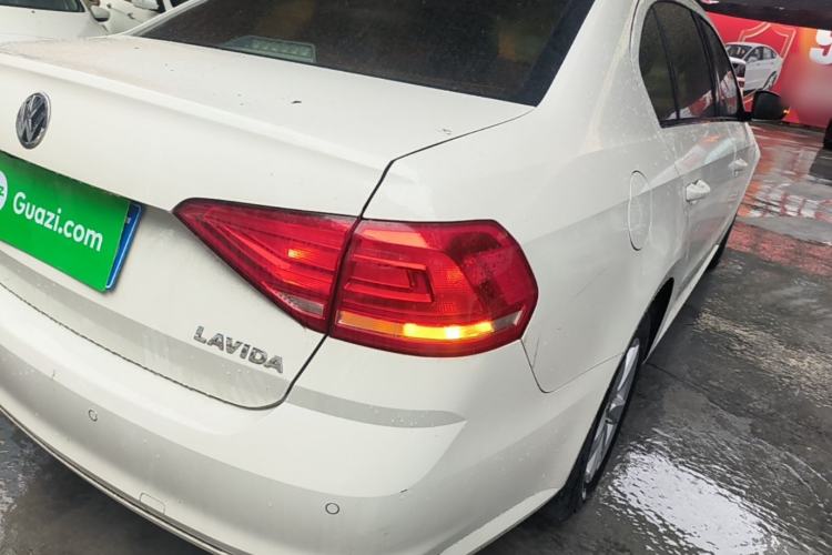 Used Volkswagen Lavida 2015 1.6L Automatic Fashion Edition Exterior 3