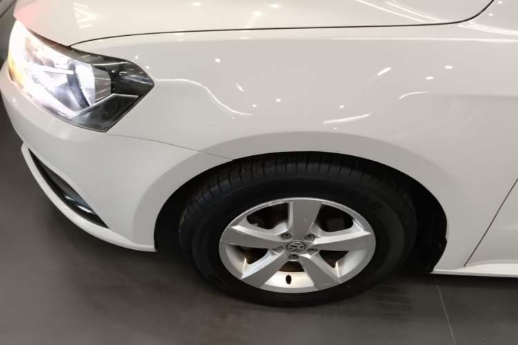 Used Volkswagen Lavida 2015 1.6L Automatic Fashion Edition Exterior 4