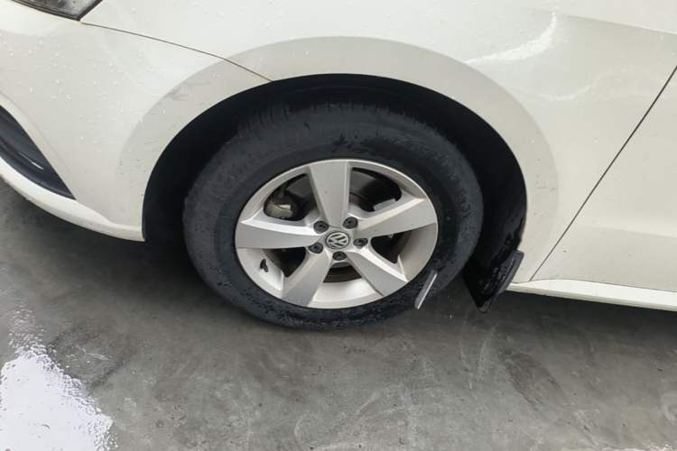 Used Volkswagen Lavida 2015 1.6L Automatic Fashion Edition Exterior 4