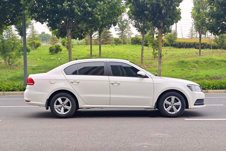 Used Volkswagen Lavida 2015 1.6L Manual Fashion Edition Exterior 5