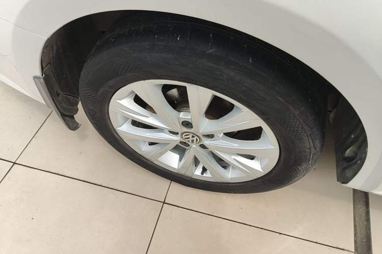 Used Volkswagen Lavida 2015 1.6L Automatic Comfort Edition Exterior 5