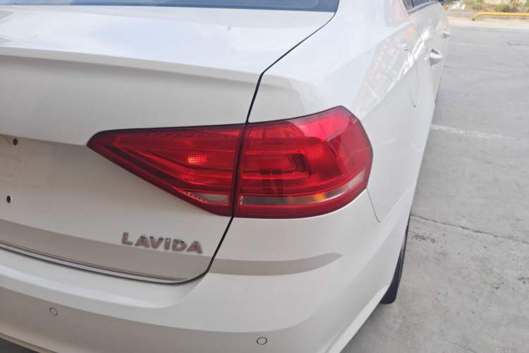 Used Volkswagen Lavida 2015 1.6L Automatic Comfort Edition Exterior 6