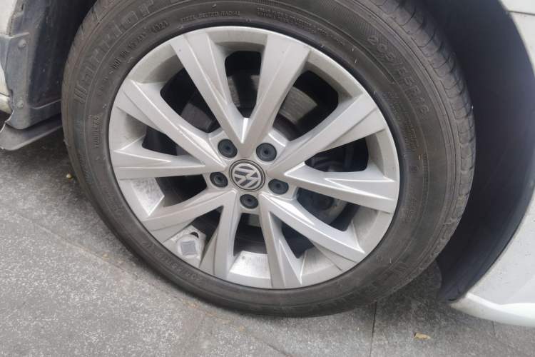 Used Volkswagen Lavida 2015 1.6L Manual Comfort Edition Exterior 7
