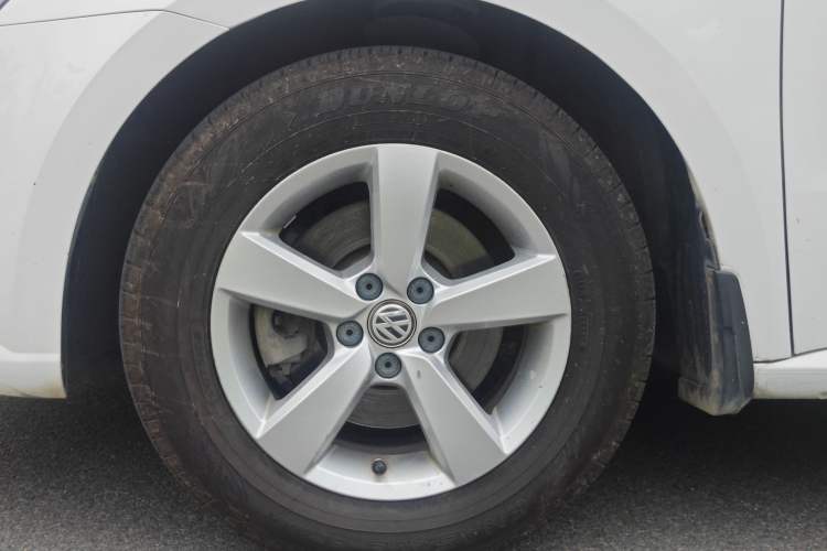 Used Volkswagen Lavida 2015 1.6L Manual Fashion Edition Exterior 9