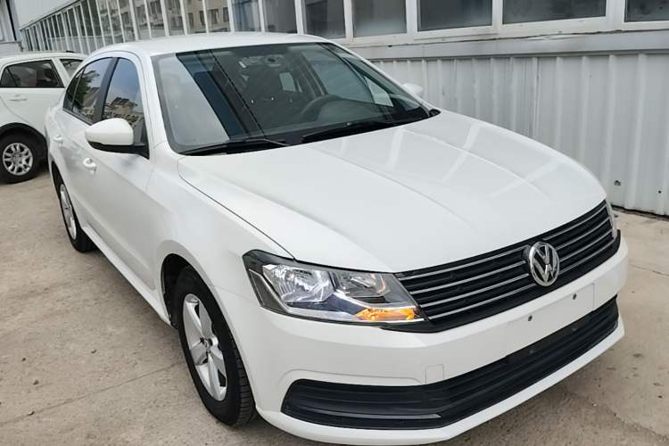 Used Volkswagen Lavida 2015 1.6L Automatic Fashion Edition Front Right 45 Deg