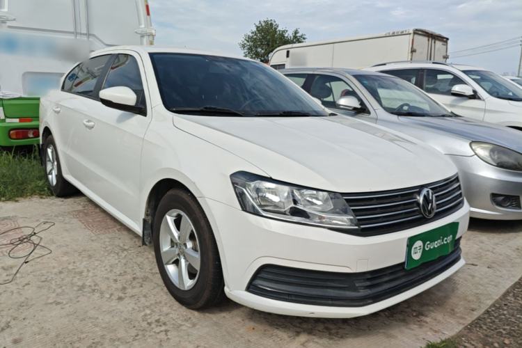 Used Volkswagen Lavida 2015 1.6L Manual Fashion Edition Front Right 45 Deg