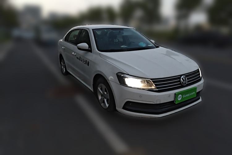 Used Volkswagen Lavida 2015 1.6L Manual Fashion Edition Front Right 45 Deg