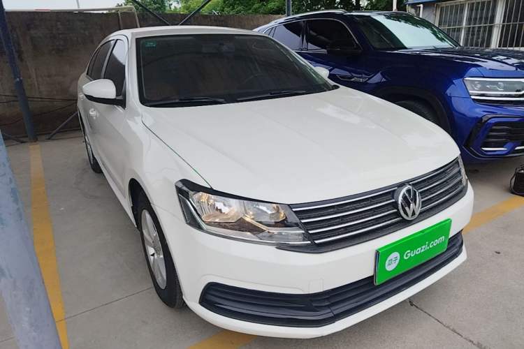 Used Volkswagen Lavida 2015 1.6L Manual Fashion Edition Front Right 45 Deg
