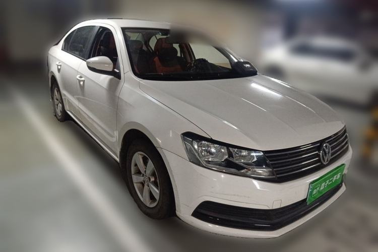 Used Volkswagen Lavida 2015 1.6L Manual Fashion Edition Front Right 45 Deg