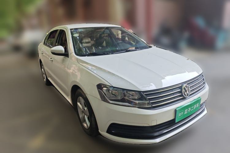 Used Volkswagen Lavida 2015 1.6L Manual Fashion Edition Front Right 45 Deg