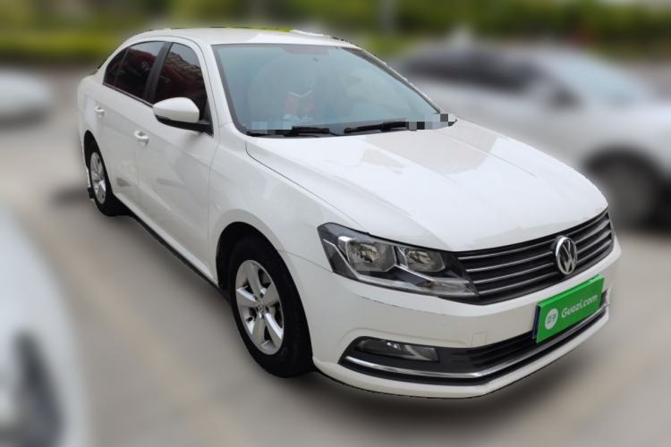 Used Volkswagen Lavida 2015 1.6L Manual Fashion Edition Front Right 45 Deg