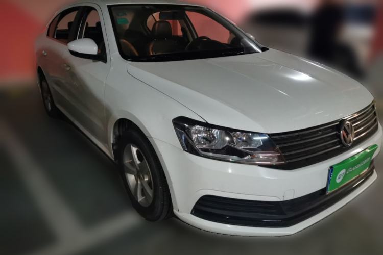 Used Volkswagen Lavida 2015 1.6L Manual Fashion Edition Front Right 45 Deg