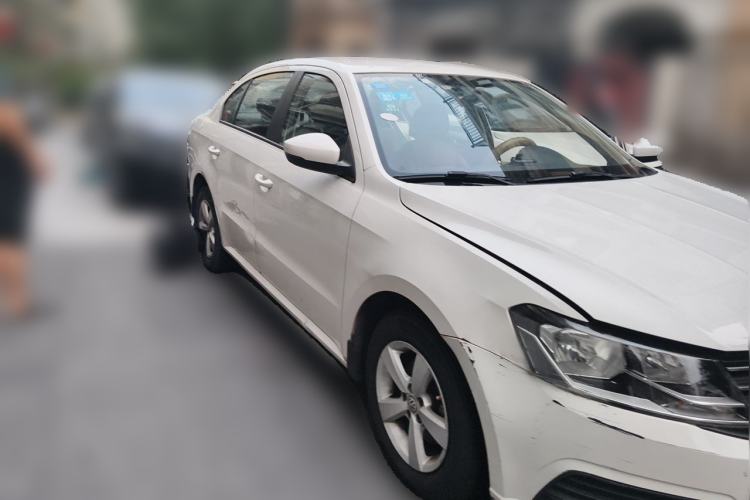 Used Volkswagen Lavida 2015 1.6L Manual Fashion Edition Front Right 45 Deg