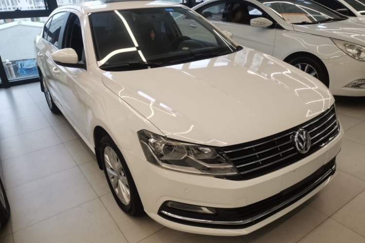 Used Volkswagen Lavida 2015 1.6L Automatic Comfort Edition Front Right 45 Deg