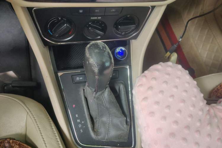 Used Volkswagen Lavida 2015 1.6L Automatic Comfort Edition Gear Lever