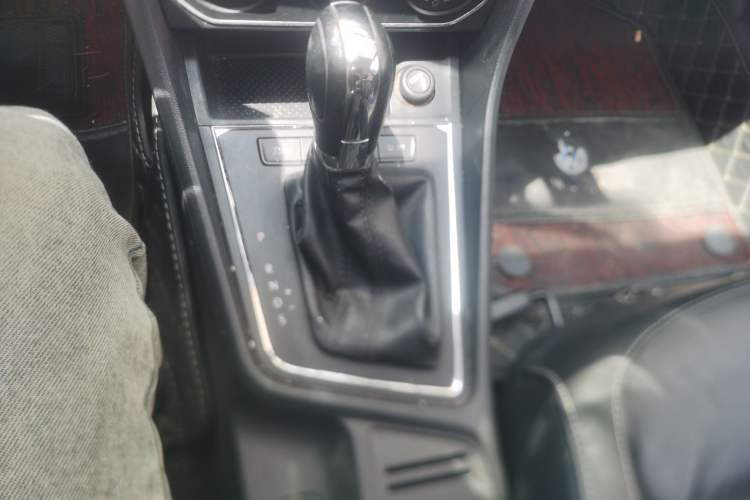 Used Volkswagen Lavida 2015 1.6L Automatic Comfort Edition Gear Lever