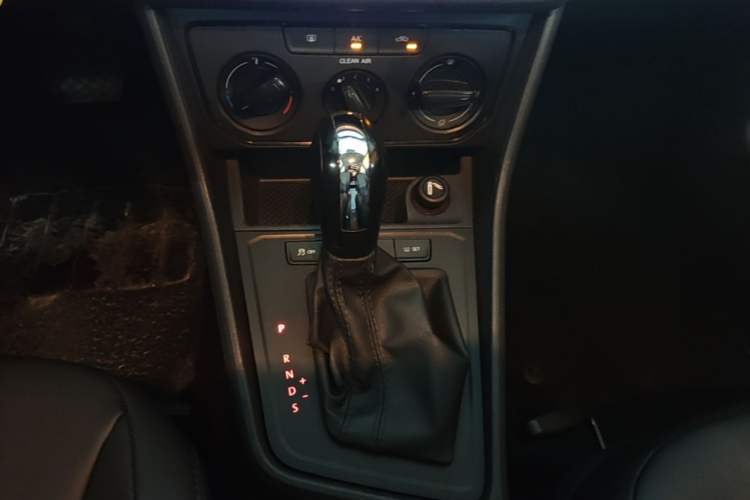 Used Volkswagen Lavida 2015 1.6L Automatic Fashion Edition Gear Lever