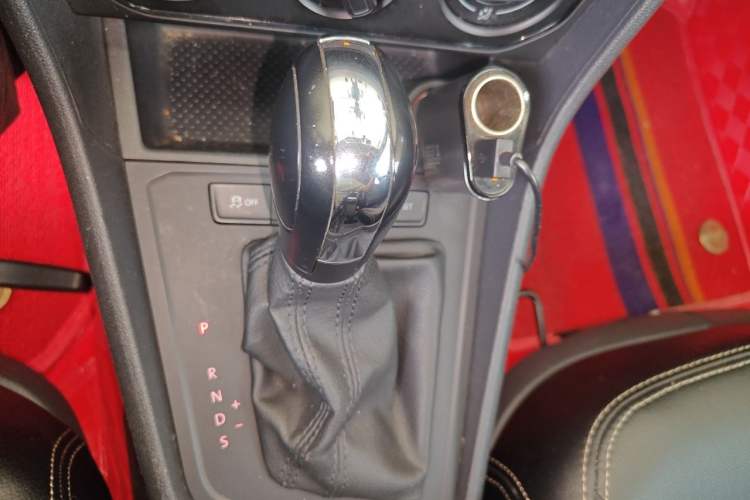 Used Volkswagen Lavida 2015 1.6L Automatic Fashion Edition Gear Lever