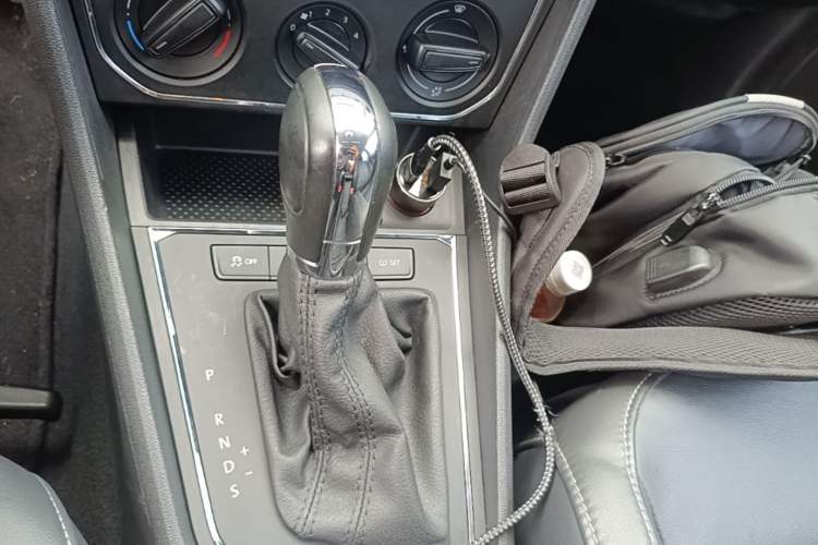 Used Volkswagen Lavida 2015 1.6L Automatic Comfort Edition Gear Lever