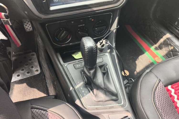 Used Volkswagen Lavida 2015 1.6L Automatic Comfort Edition Gear Lever